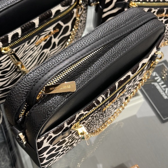 MICHAEL KORS JET SET LARGE EAST WEST ZIP POCKET CHAIN XBODY BLACK
NWT - Picture 16 of 16